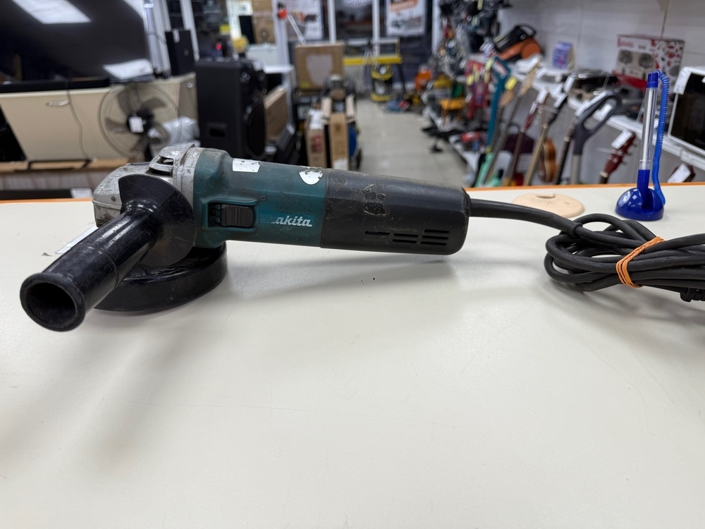 Угловая шлифмашина Makita 9565Н