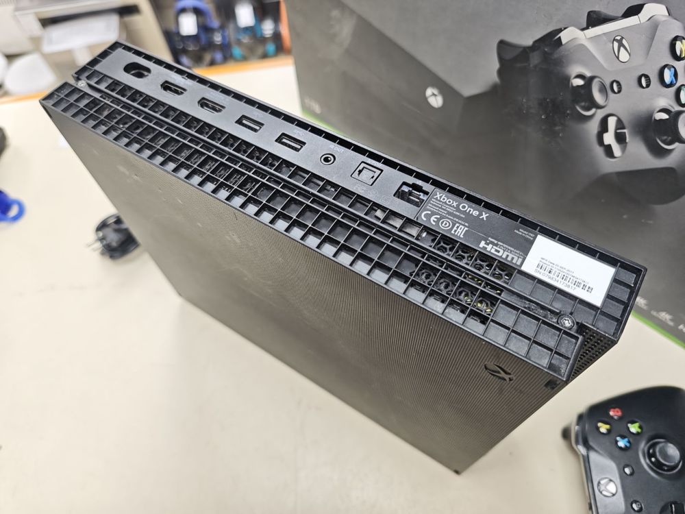Игровая приставка Xbox One X 1Tb