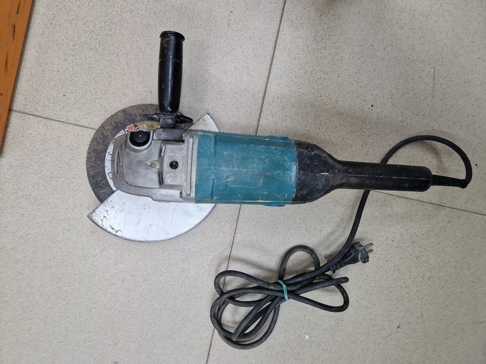 Угловая шлифмашина Makita 9069S