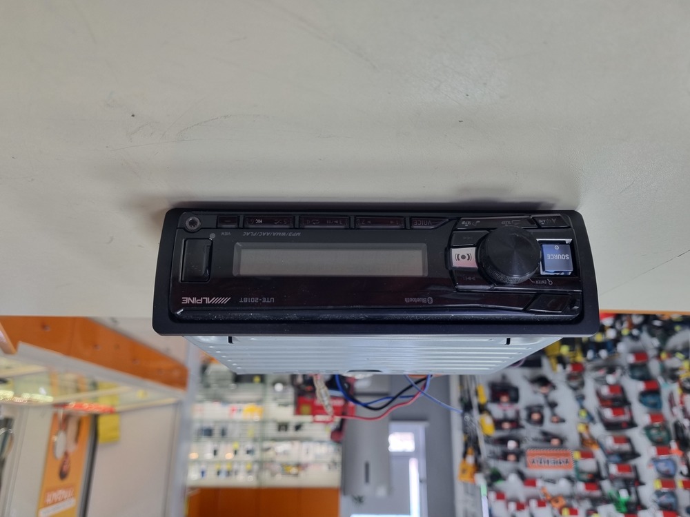 Автомагнитола Alpine UTE-201BT