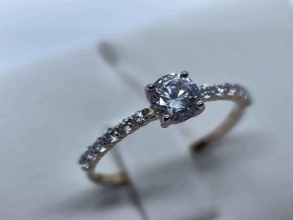 КОЛЬЦО С КАМНЯМИ (Au 585)