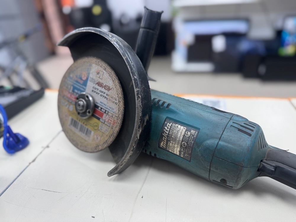 Угловая шлифмашина Makita GA9020S