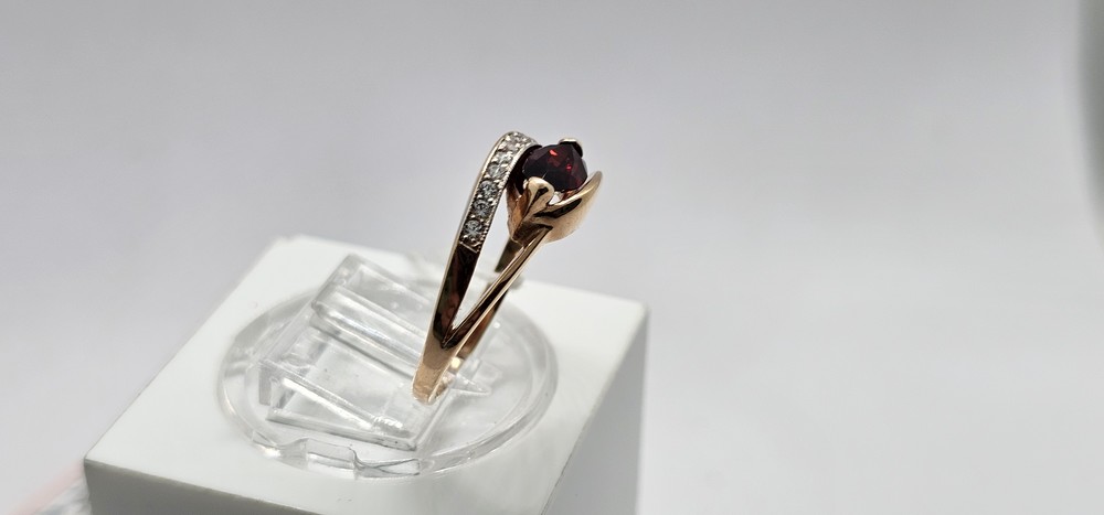 КОЛЬЦО С КАМНЯМИ (Au 585)