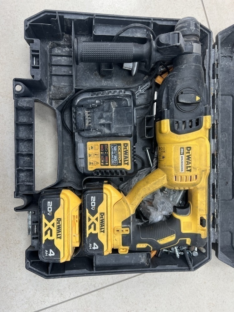 Перфоратор Dewalt DCH133