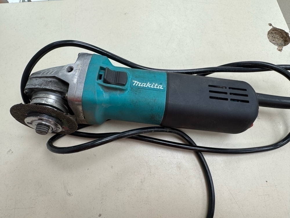Угловая шлифмашина Makita 9558HN