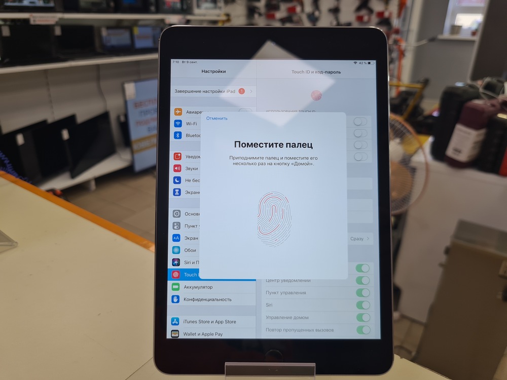 Планшет Apple iPad mini 3 64 ГБ A1599 (Wi-Fi)