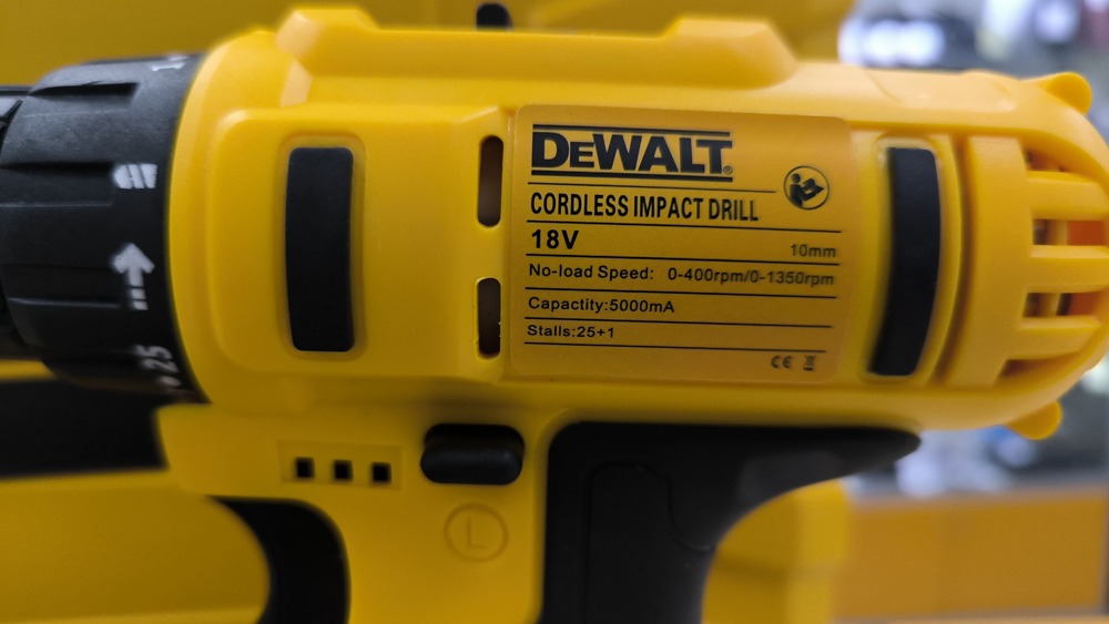Шуруповерт Dewalt 18V XR;