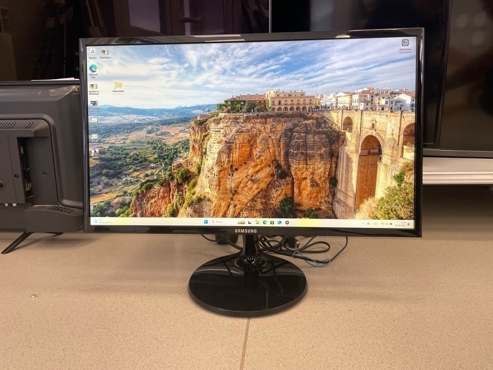 Монитор Samsung S24F354FHI