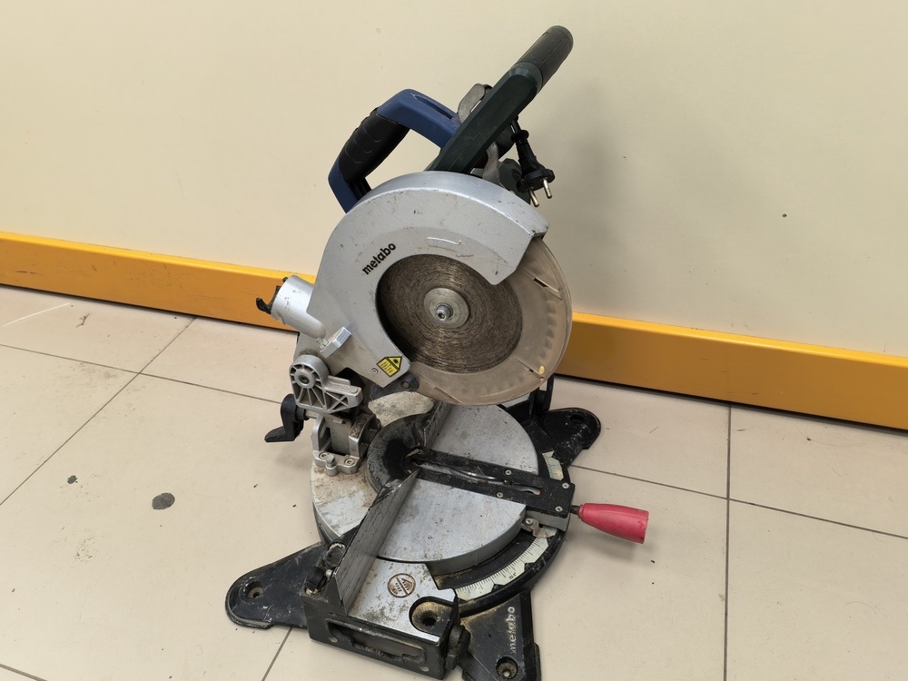 Торцовочная пила Metabo KS-216 Lasercut