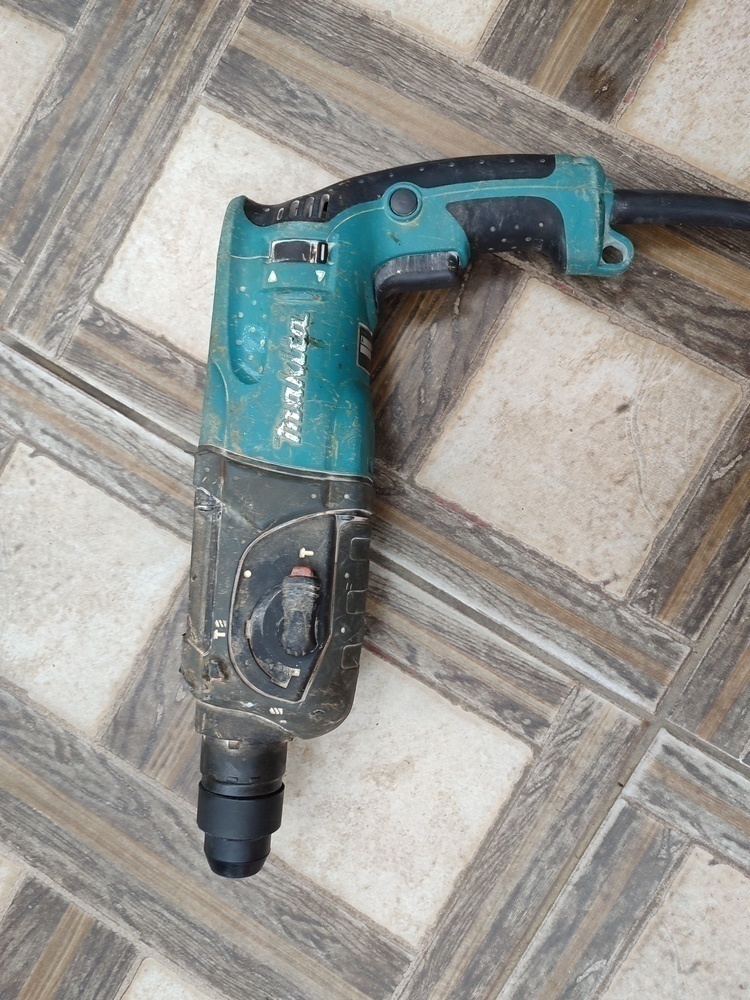 Перфоратор Makita HR 2470