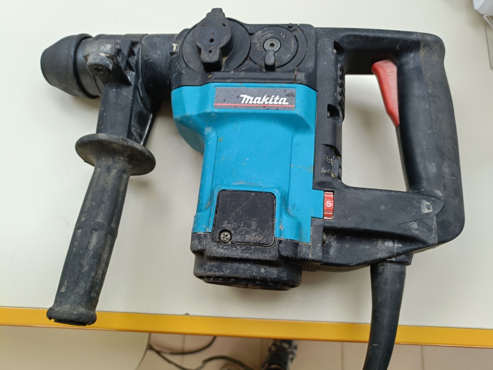 Перфоратор Makita HR3000C