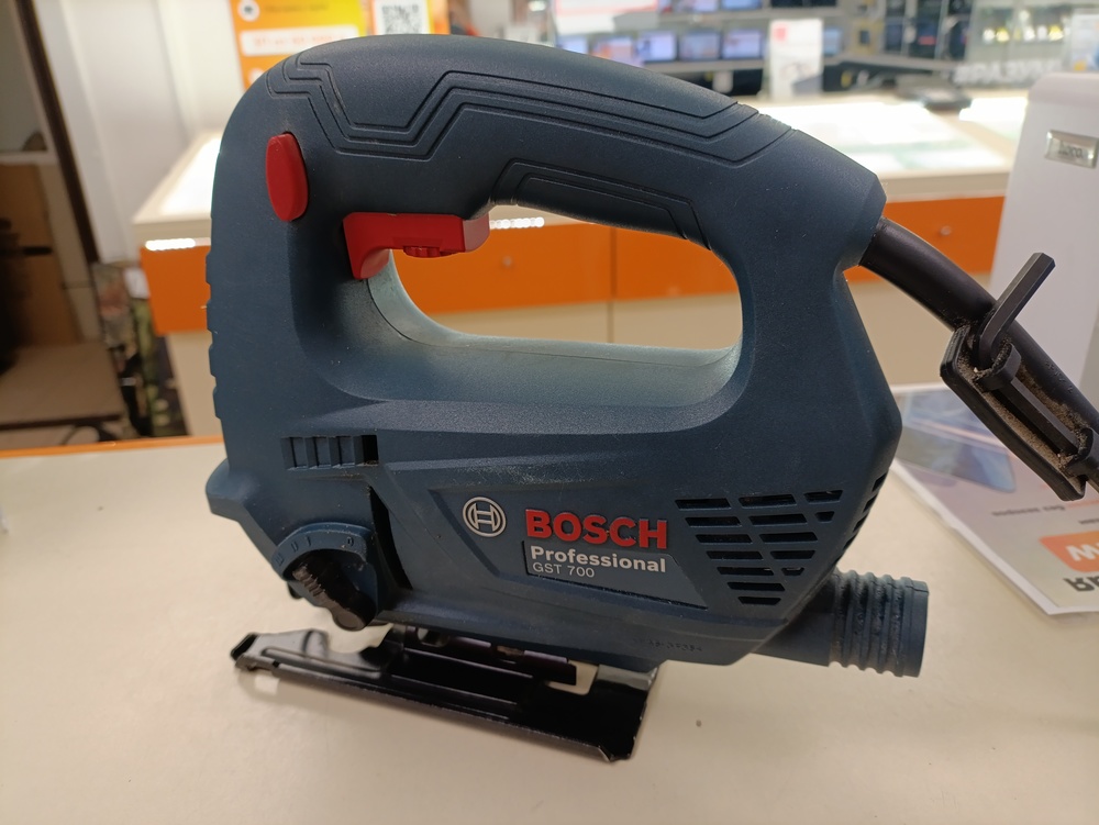 Лобзик Bosch GST 700;