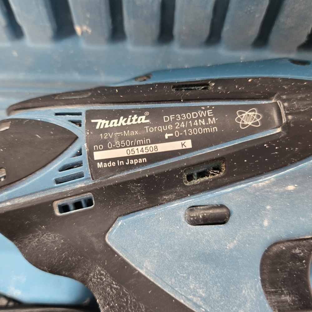 Шуруповерт Makita DF330DWE;