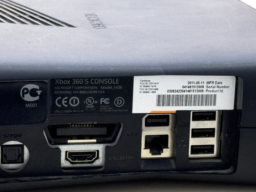 Игровая приставка Xbox 360;