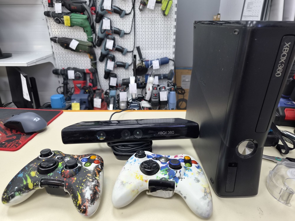 Игровая приставка Xbox 360;