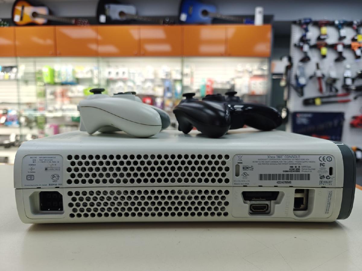 Игровая приставка Xbox 360;