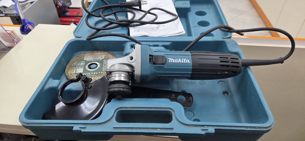 Угловая шлифмашина Makita GA5030