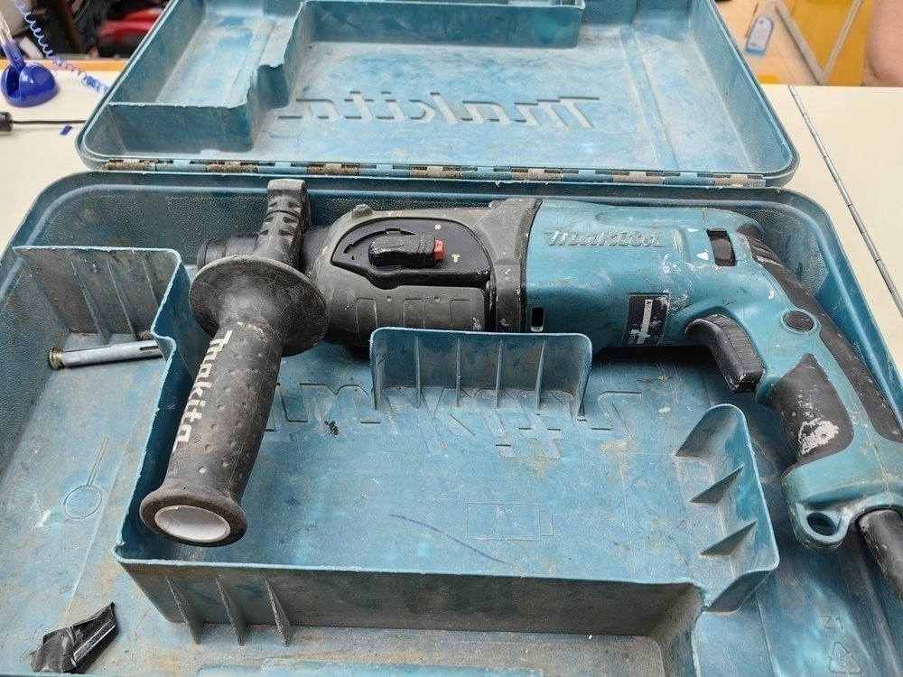 Перфоратор Makita HR2470