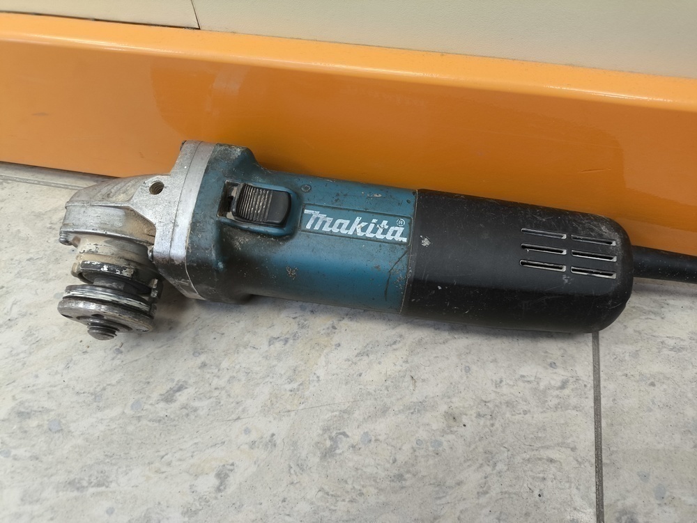 Угловая шлифмашина Makita 9558HN