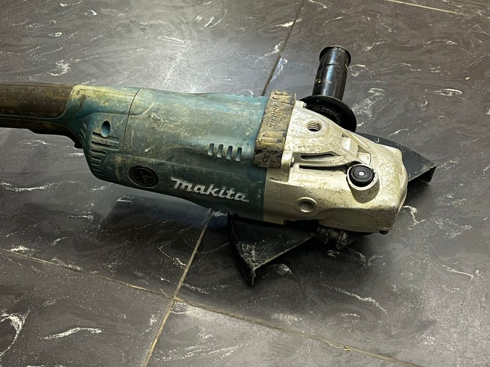 Угловая шлифмашина Makita GA9020