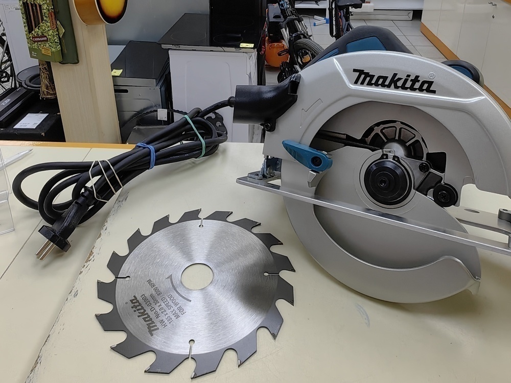 Дисковая пила Makita HS7600;