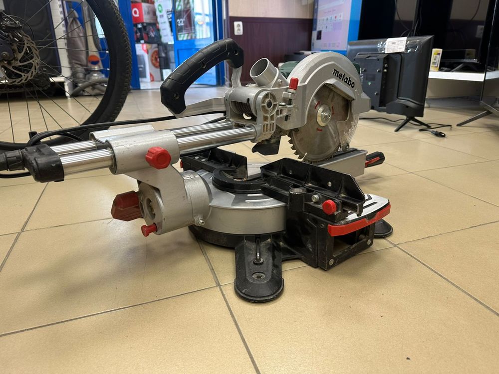 Торцовочная пила Metabo KGS 216M;