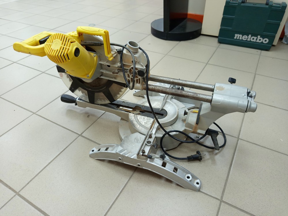 Торцовочная пила Калибр ПТЭ-2100/305