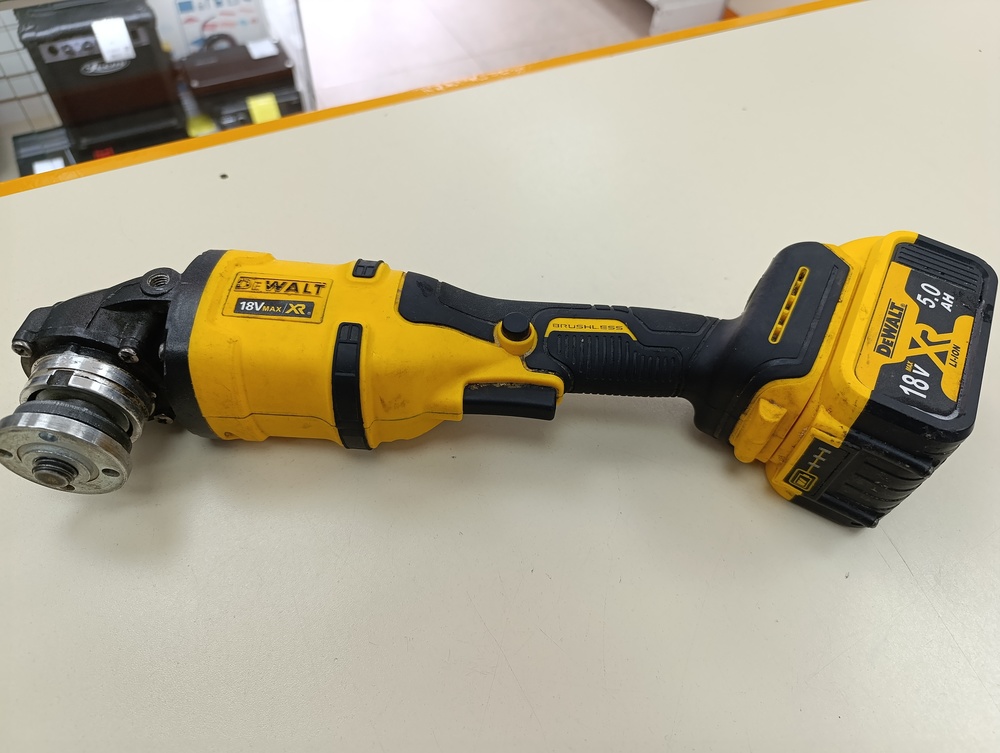 Угловая шлифмашина Dewalt 125