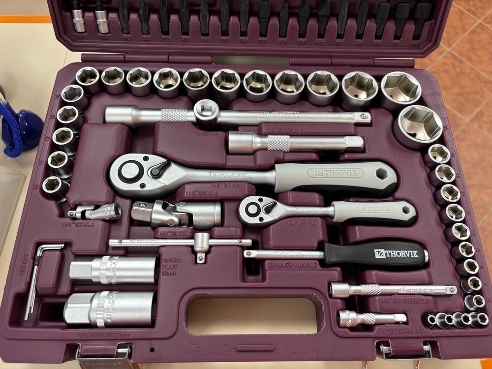 Набор инструментов Thorvik TS082 универсальный 1/4, 1/2 DR