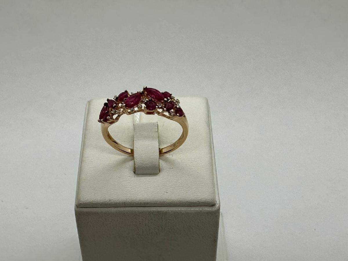 КОЛЬЦО С КАМНЯМИ (Au 585)