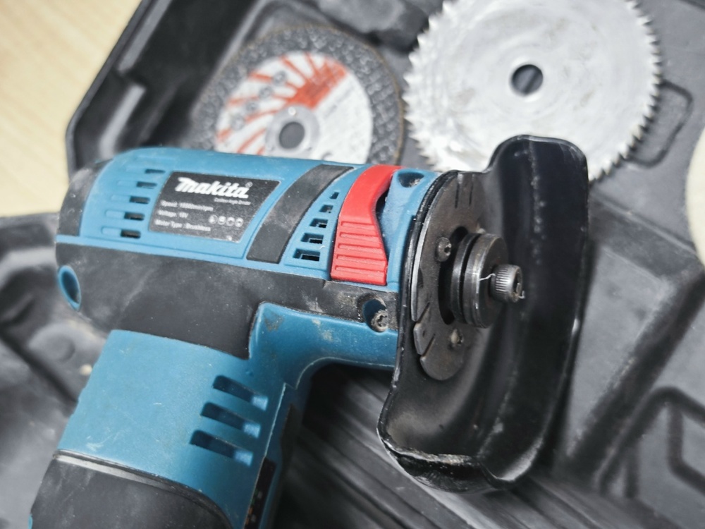 Угловая шлифмашина Makita 125