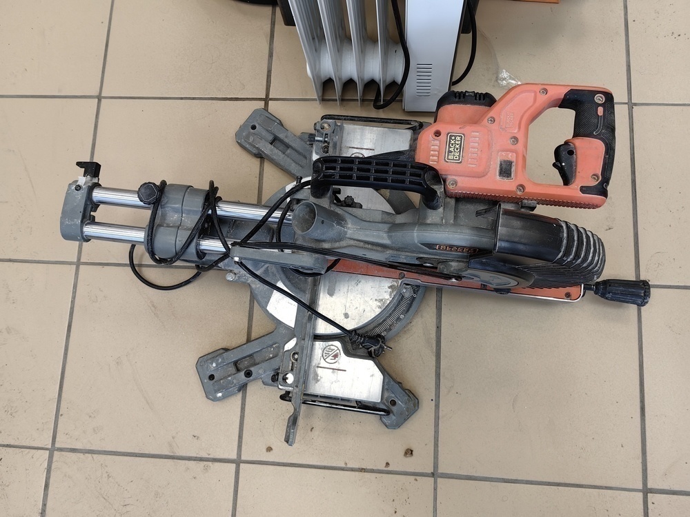 Торцовочная пила Black&Decker BES700