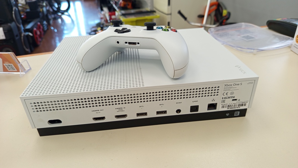 Игровая приставка Xbox One S 500Gb Игровая приставка Xbox One S 500Gb