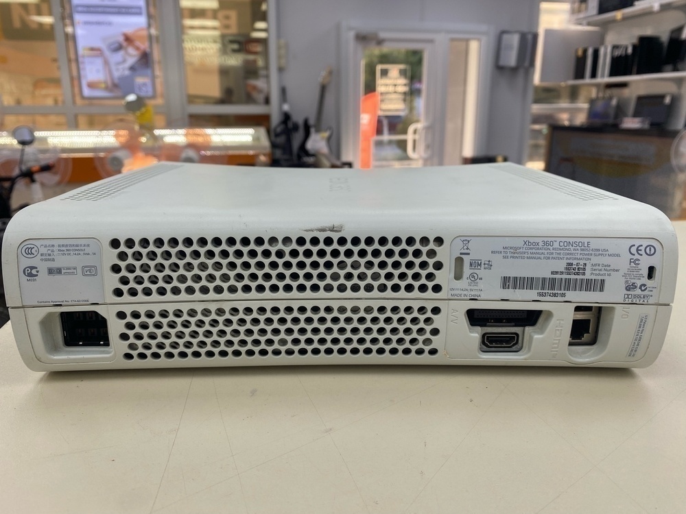Игровая приставка Xbox 360;
