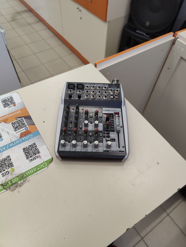 DJ микшер Behringer xenyx qx1002