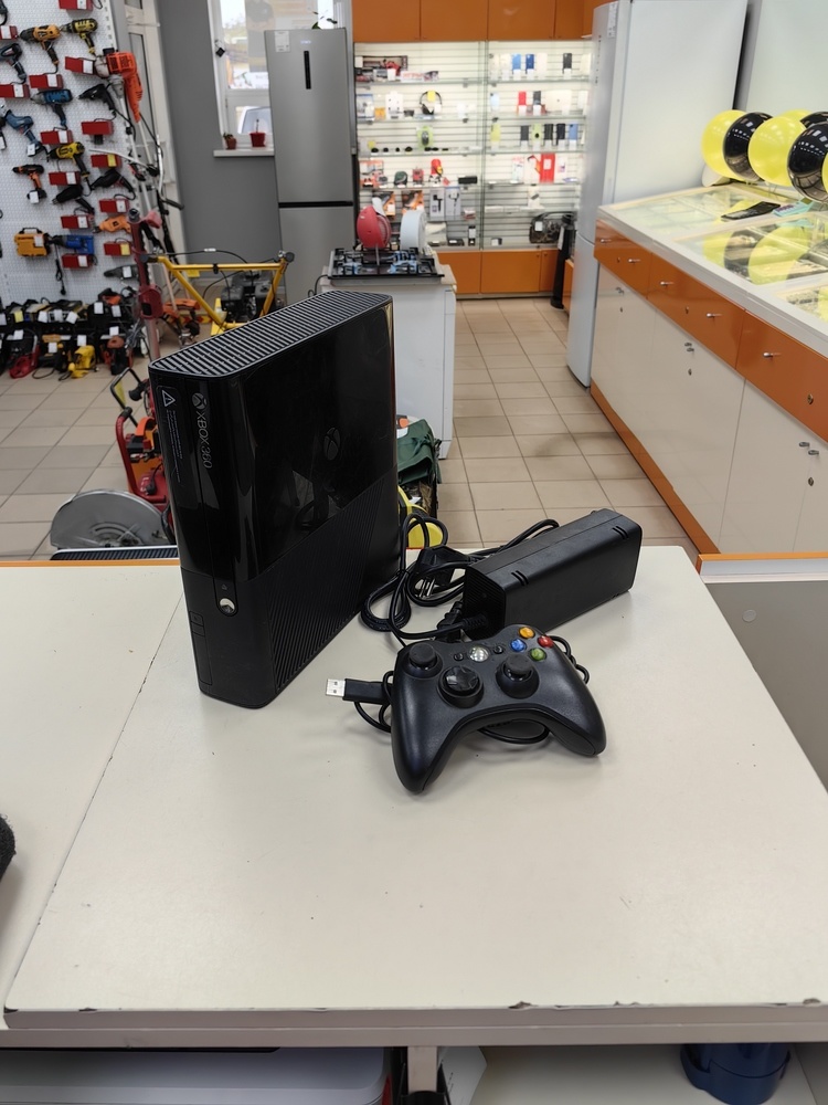 Игровая приставка Xbox 360 E Игровая приставка Xbox 360 E