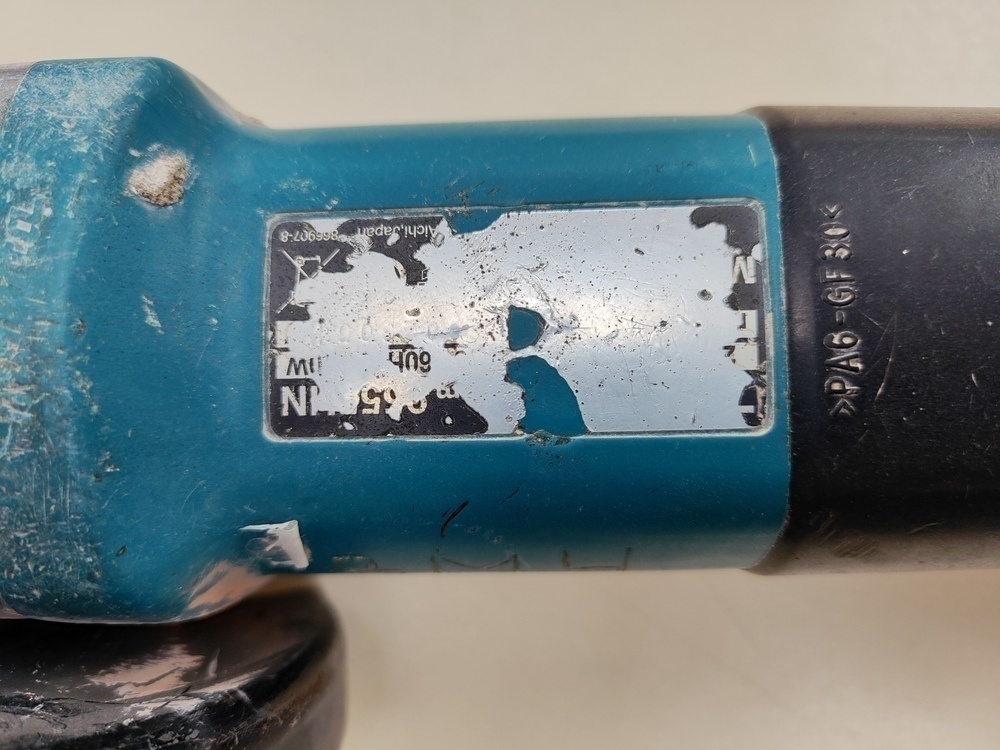 Угловая шлифмашина Makita 9555 NH
