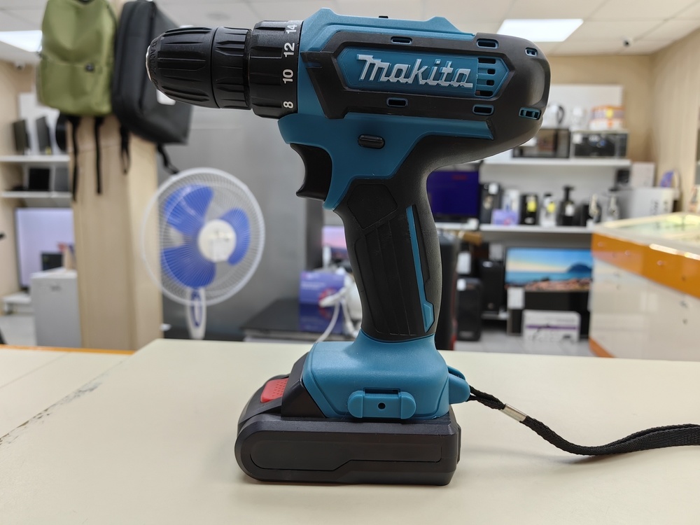 Шуруповерт Makita DF330DWE;