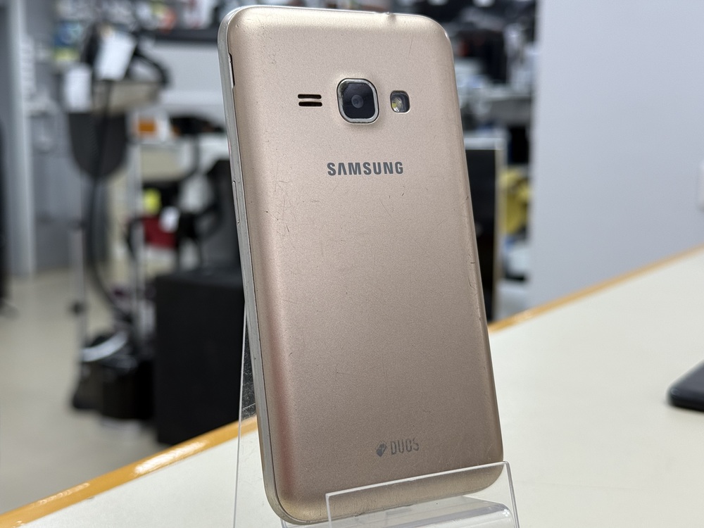 Смартфон Samsung Galaxy J1 2016 1/8