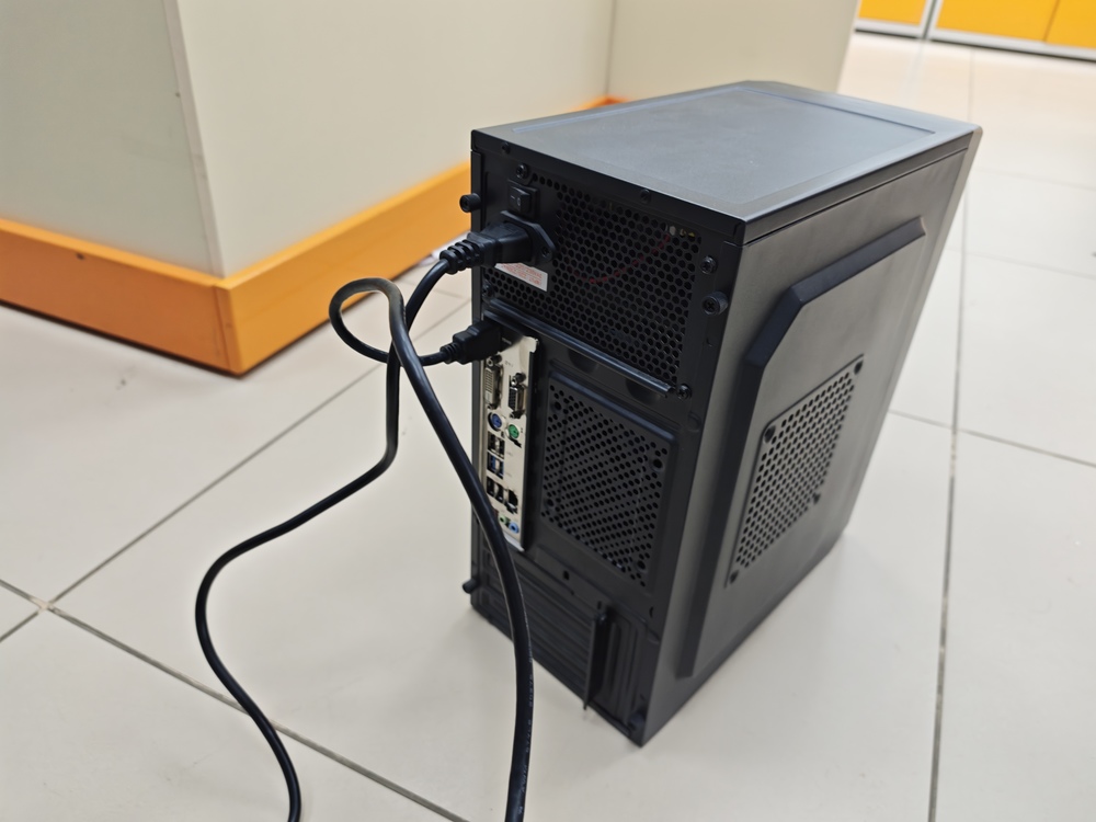 Системный блок Ginzzu; Core i3-10100, Intel HD Graphics 630, 8 Гб, 240 Гб, Нет