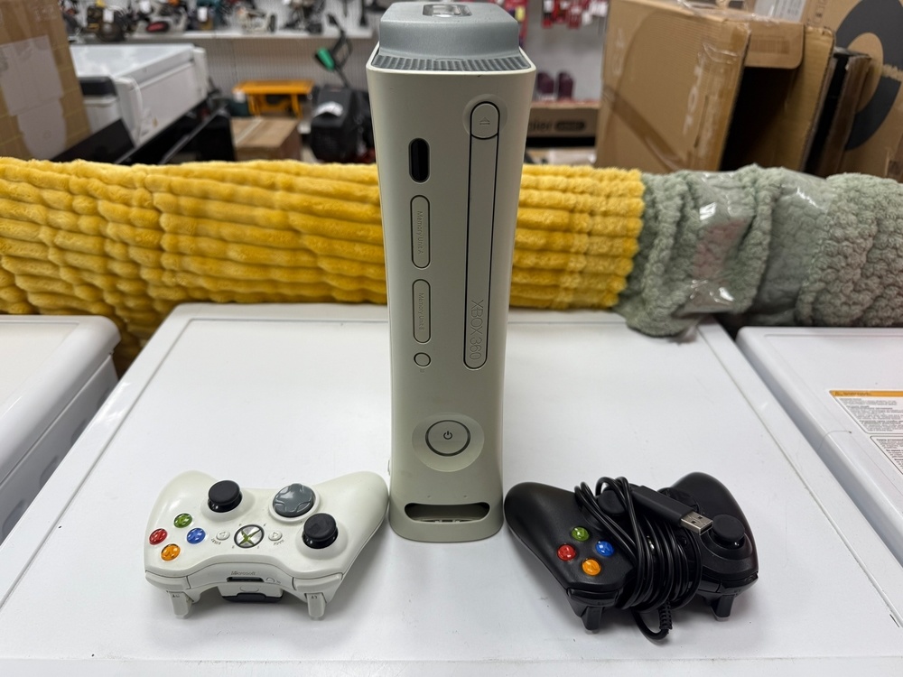 Игровая приставка Xbox 360;