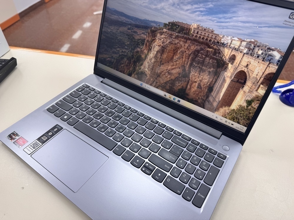 Ноутбук Lenovo; Ryzen 5 7520U, Radeon 610M, 8 Гб, 500 Гб, Нет