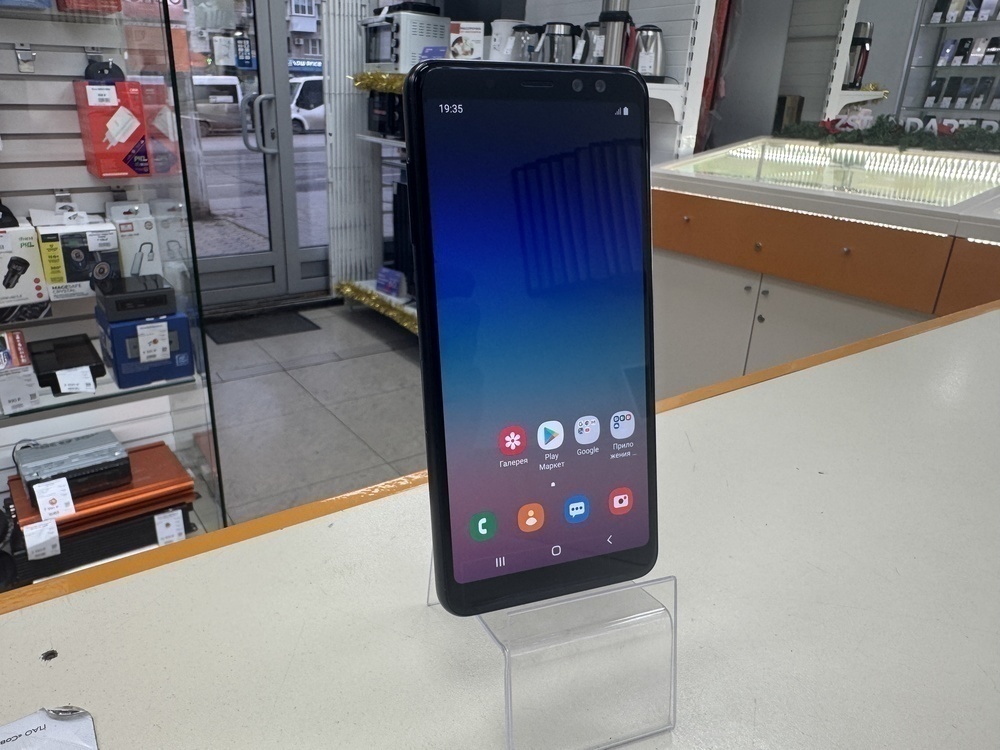 Смартфон Samsung Galaxy A8 2018 4/32