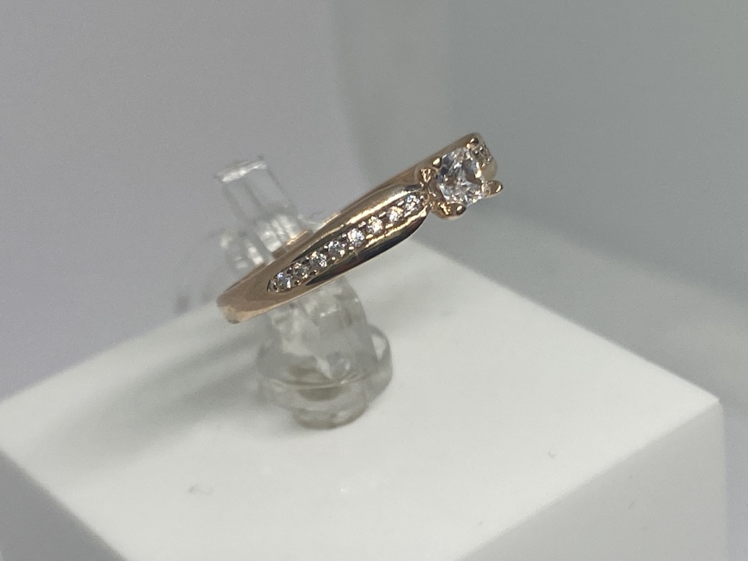 КОЛЬЦО С КАМНЯМИ (Au 585)