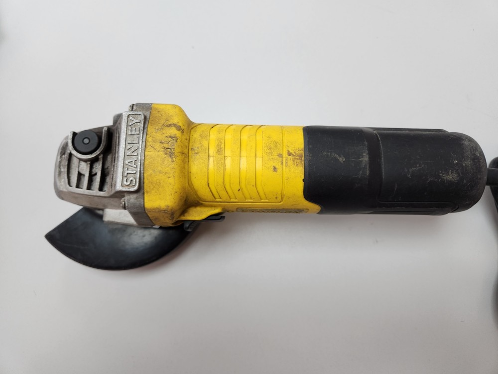 Угловая шлифмашина Stanley FMEG825