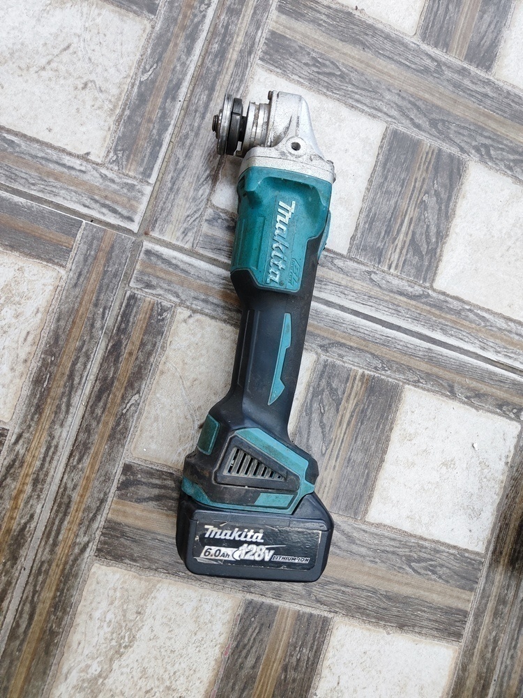Угловая шлифмашина Makita DGA404