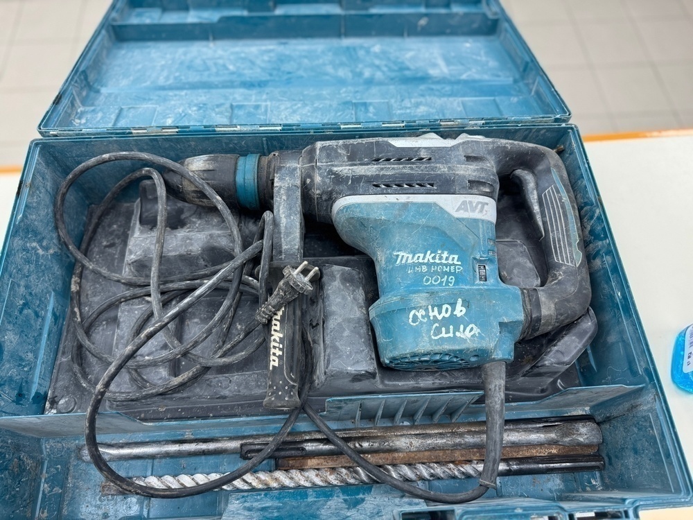 Перфоратор Makita HR4013C