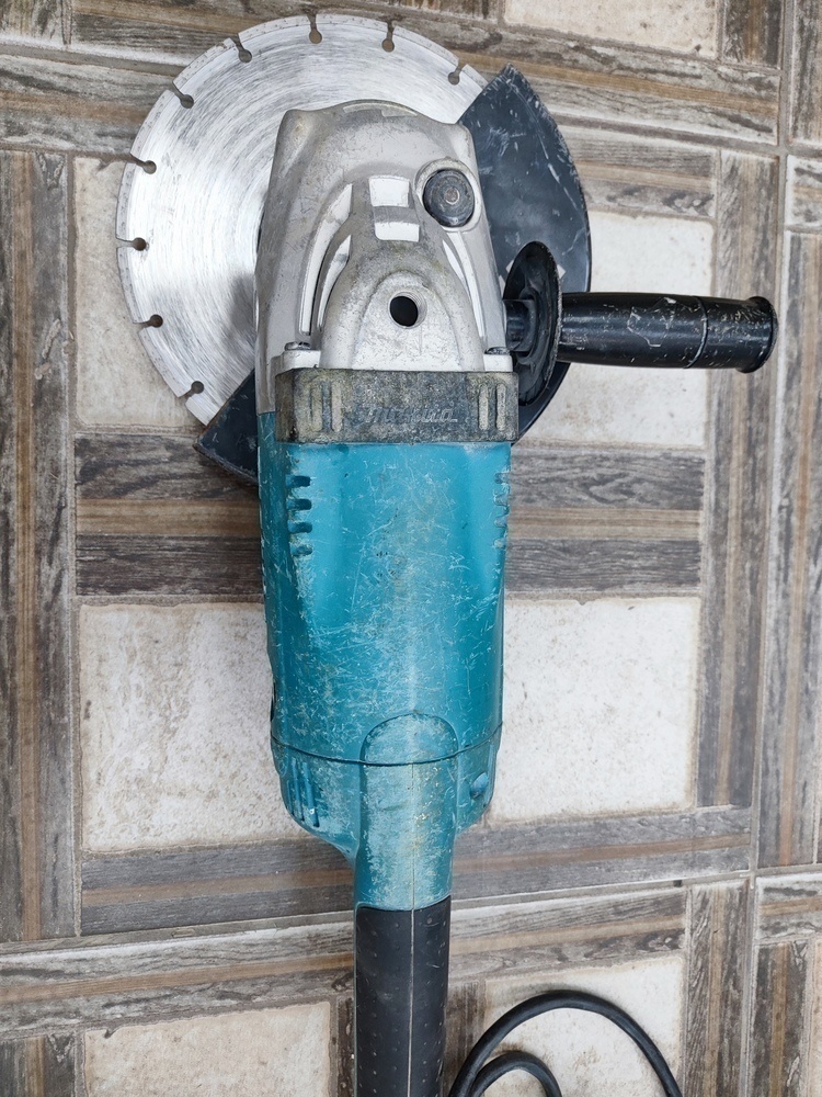 Угловая шлифмашина Makita GA9020