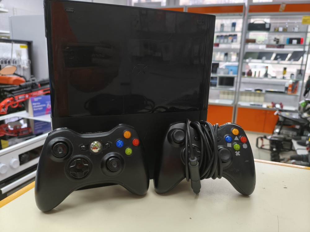 Игровая приставка Xbox 360;