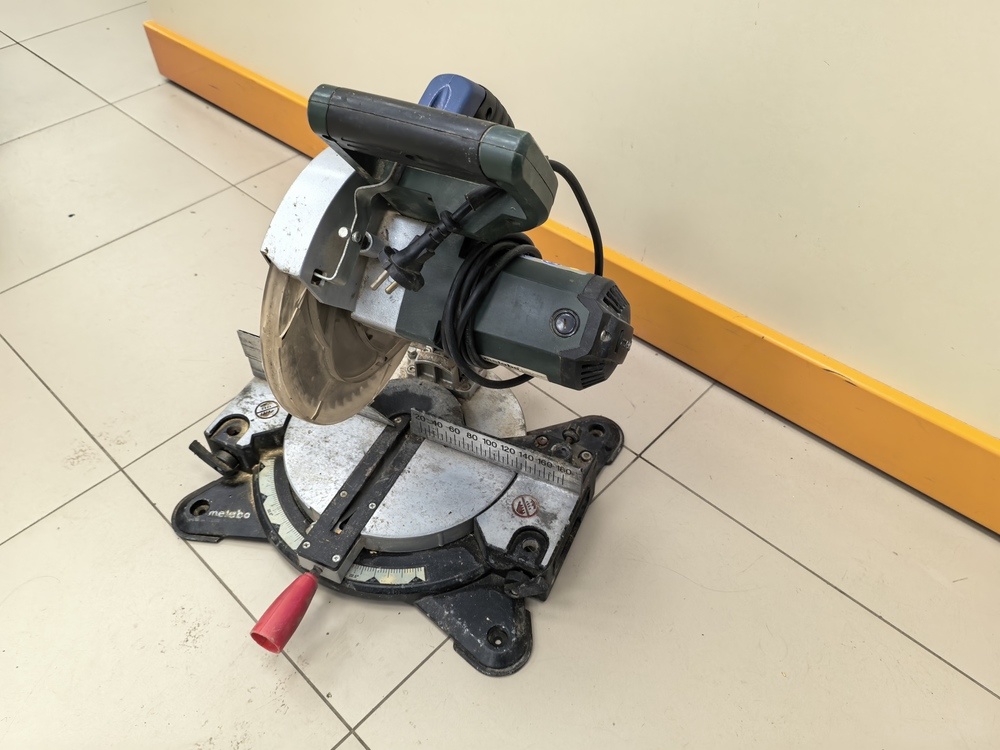 Торцовочная пила Metabo KS-216 Lasercut